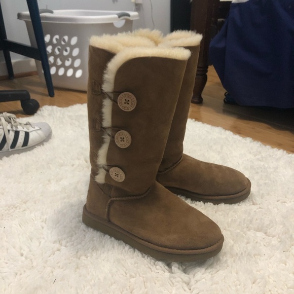Classic Uggs - Picture 1 of 2